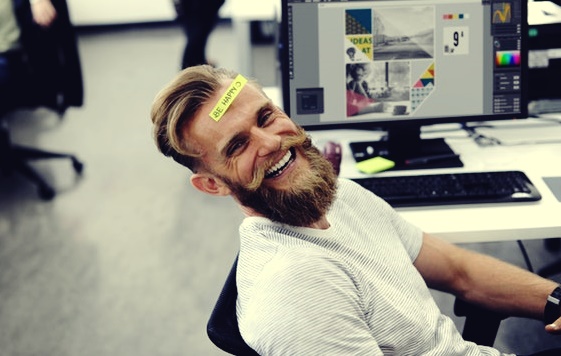 chico con barba demostrando su sentido del humor