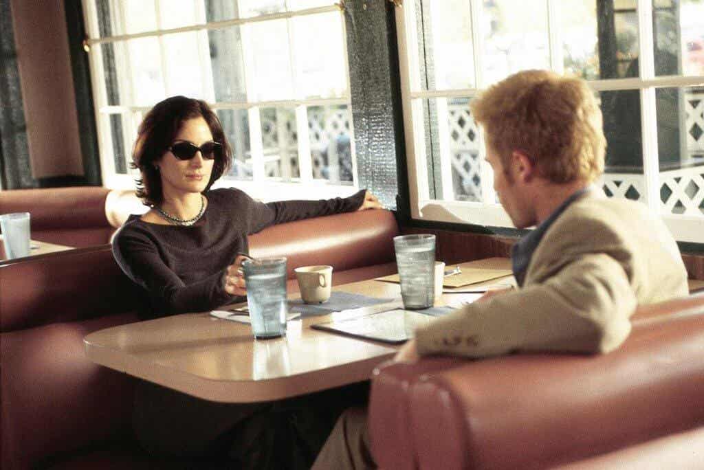 Hombre y mujer en una cafetería