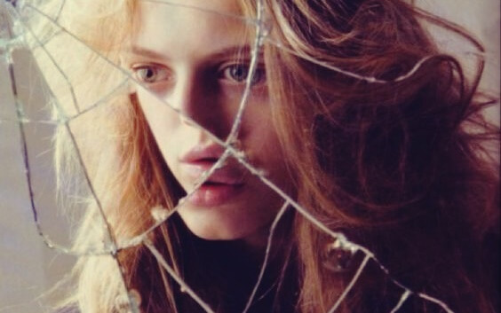 rostro femenino fragmentado representando las películas de miedo que creas en tu mente