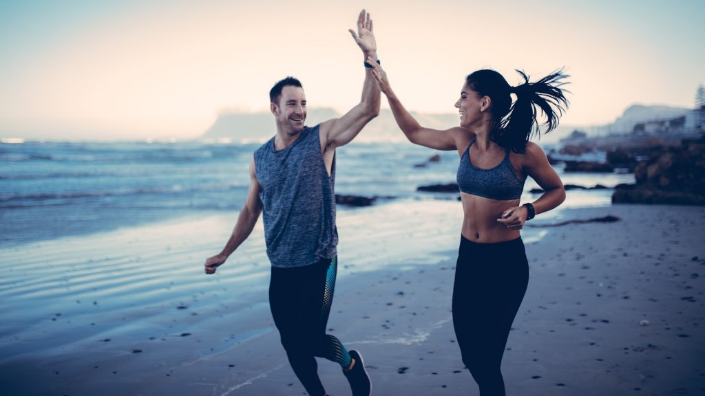 pareja practicando deporte para desconectar del trabajo