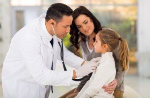 Madre con hija en el médico para representar el síndrome de Munchausen por poderes