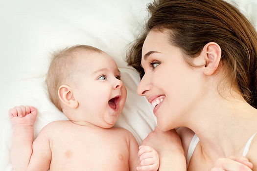 madres a tiempo completo con su bebé