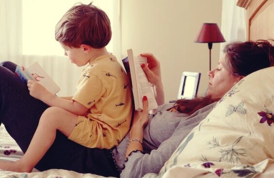 niño con su madre que representa a los hijos de padres con personalidad paranoide