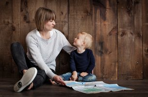 HAcer que tu hijo te escuche, madre enseñando a su hijo