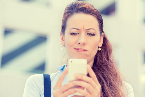 Madre leyendo los mensajes de los grupos de Whatsapp de padres