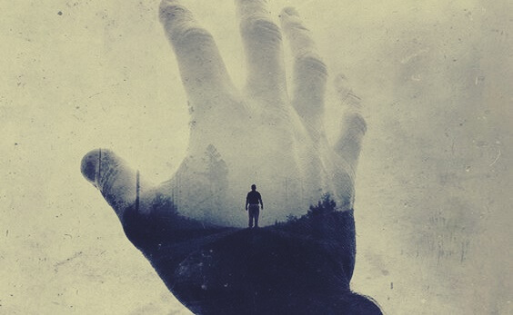 mano con imagen masculina superpuesta representando escuchamos lo que queremos oír