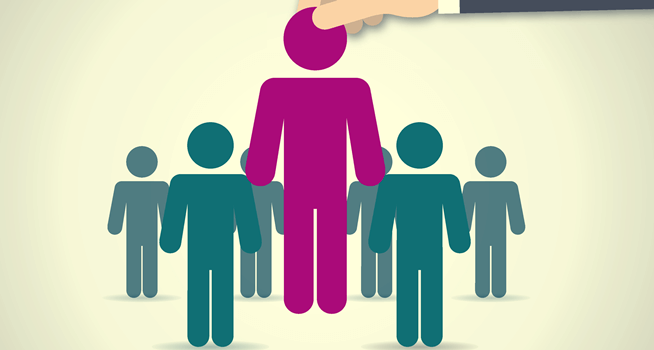 mano eligiendo figura representando la simplicidad inteligente