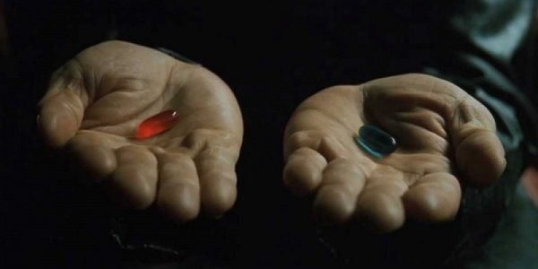 Manos con dos pastillas