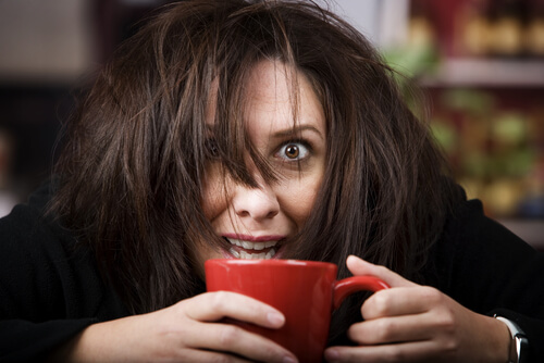 Mujer adicta al café