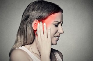 mujer que sufre Neuralgia del trigémino