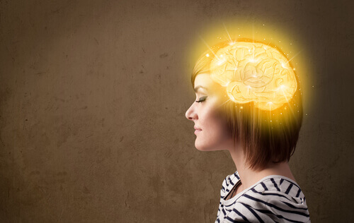 Mujer con el cerebro iluminado
