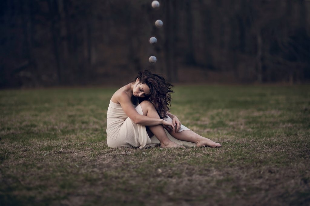 Chica con esferas que sufre nivel elevado de ansiedad y norepinefrina