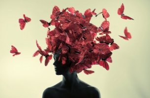 mujer con mariposas en la cabeza que aprende a pensar bien