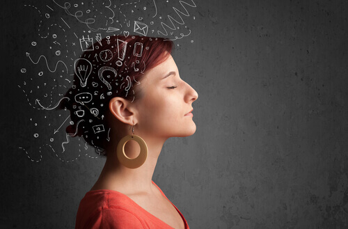 Mujer con muchos pensamientos