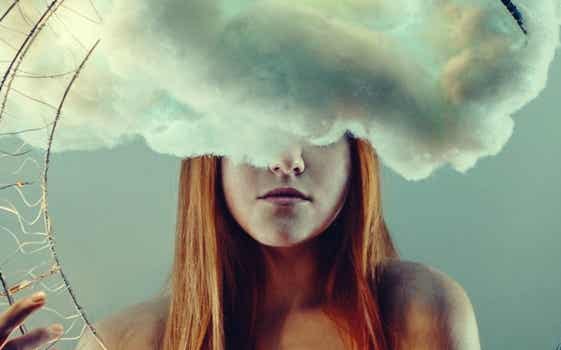 mujer con nube en la cabeza que sufre ensoñación excesiva