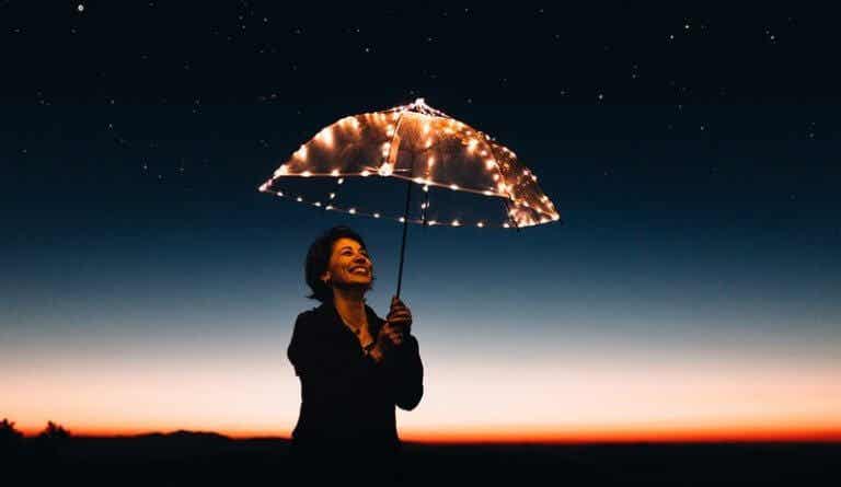 Mujer con paraguas luminoso