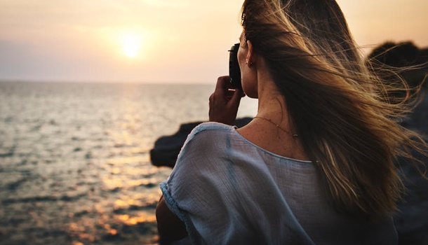 mujer con cámara pensando en que su pareja quiere terminar