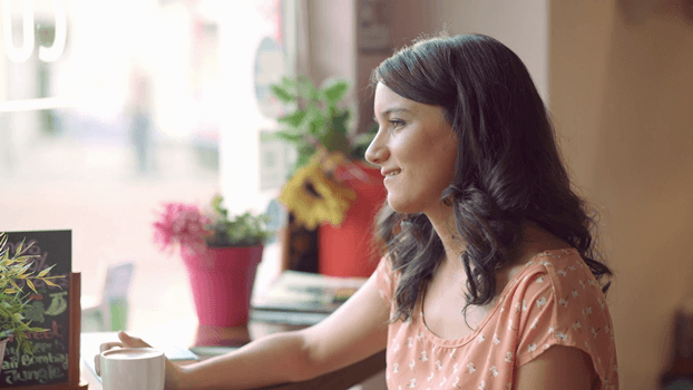 mujer descansando en el desayuno representando a las madres a tiempo completo