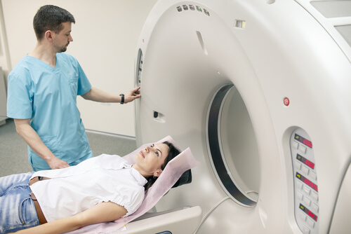 Mujer haciéndose una resonancia magnética