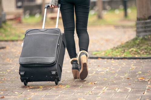 Mujer maleta