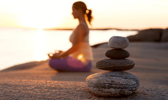 mujer practicando el Mindfulness simbolizando cómo ser feliz, según la ciencia
