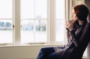 Mujer mirando por la ventana