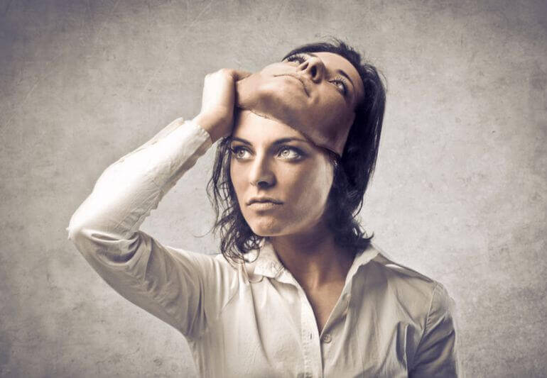 Mujer quitándose máscara