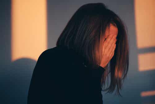 Mujer preocupada por la relación entre enfermedad y culpa