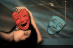 mujer sosteniendo máscaras que representan la Neurosis