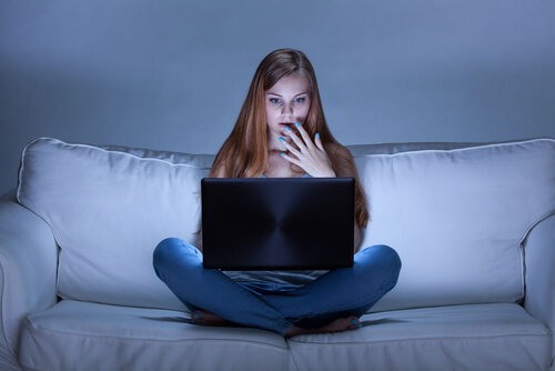 Mujer viendo una película
