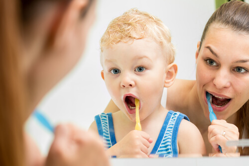 Niño aprendiendo a lavarse los dientes