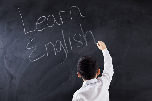 Niño escribiendo en inglés