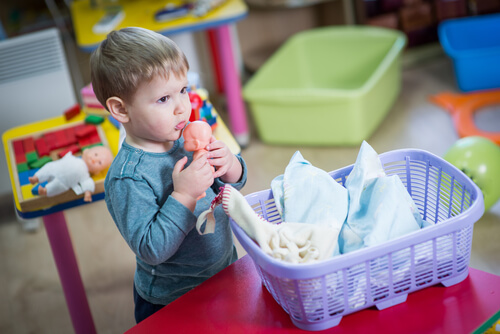 Niño jugando con una muñeca