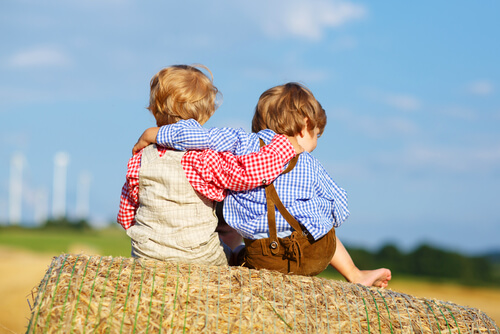 Niños abrazándose