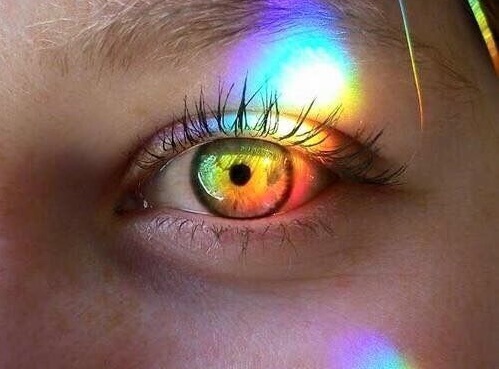 mirada iluminada que complementa la sonrisa de Duchenne