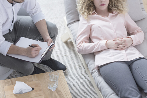 Paciente y terapeuta haciendo hipnosis clínica