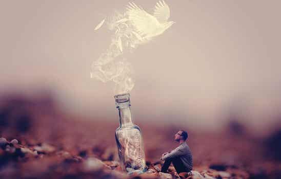 hombre mirando botella de la que sale pájaro simbolizando el espacio psicológico