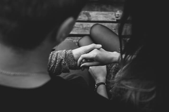 Pareja agarrándose de las manos