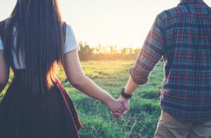 Pareja caminando agarrada de la mano