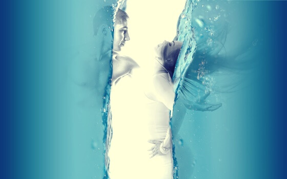 pareja con agua a los lados simbolizando a los solteros