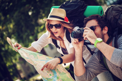 Pareja con mapa y cámara de fotos