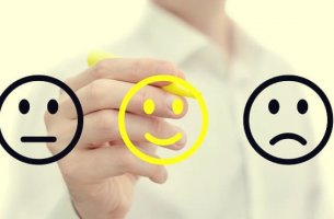 persona dibujando cara sonriente simbolizando el feedback