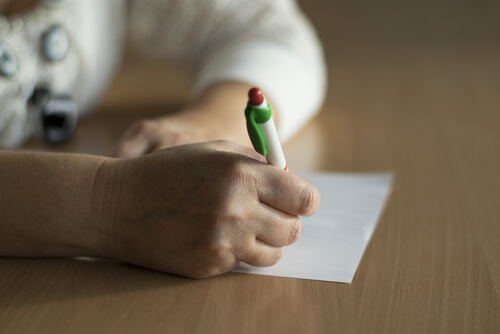 Persona firmando el consentimiento informado