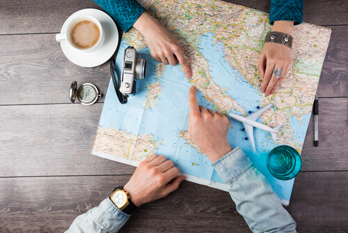 Personas con un mapa