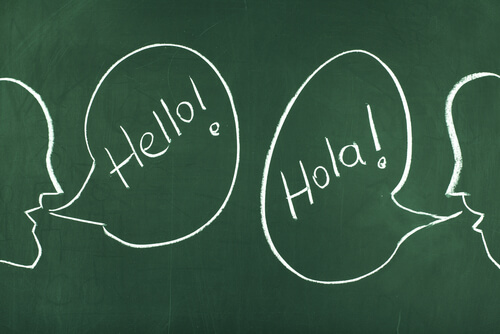 Personas hablando idiomas diferentes