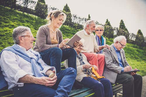 Personas mayores reunidas al aire libre