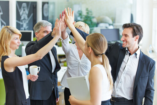 Personas trabajando en la oficina felices