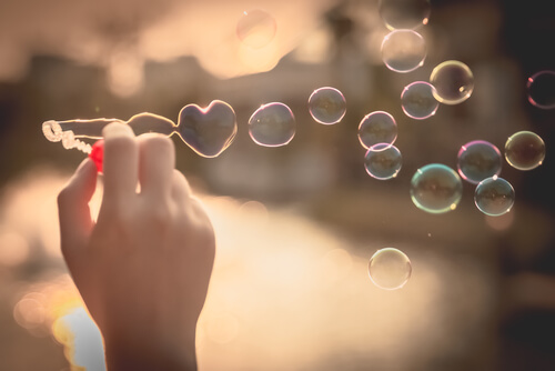 Pompas de jabón con formas de corazón