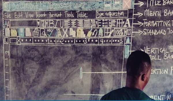 profesor de Ghana dando clase en una pizarra