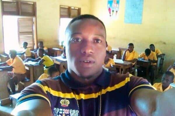 Profesor de Ghana dando clase